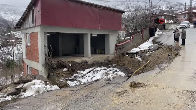 Heyelan sebebiyle 3 katlı bina hasar gördü