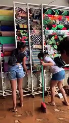 Estragos da enchente em loja de tecidos de Salinas