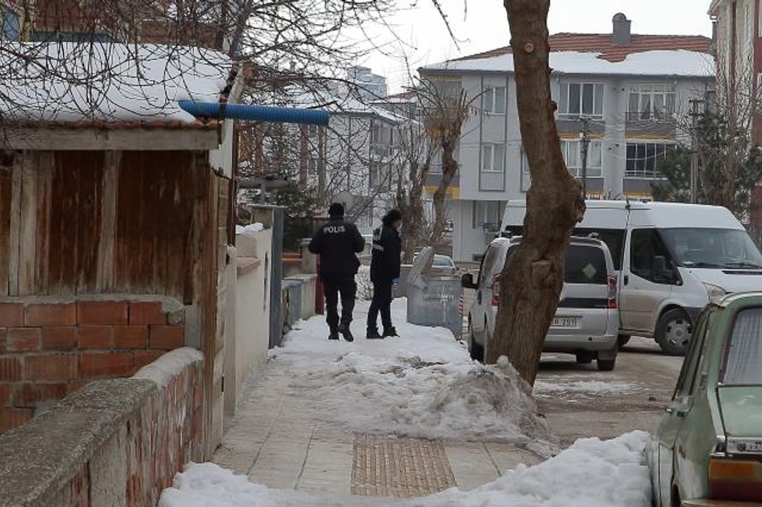 Eski eşinin öldürmeye çalıştığı kadın, kurusıkı silah tutukluk yapınca kurtulmuş