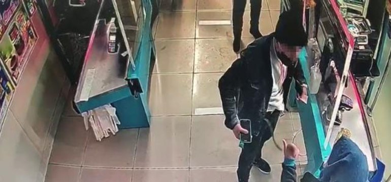 Arnavutköy'de marketteki hırsızlık olayları çalışanları bezdirdi... Hırsızlık anları kamerada