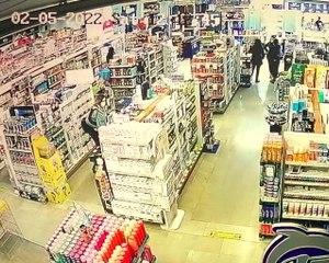 İşyerinden 600 TL değerinde diş fırçası çalan genç kız, başka bir müşterinin dikkati ile yakalandı