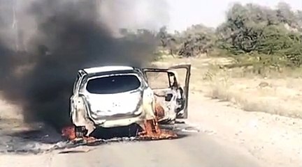 Video: चलती कार में लगी आग, सवारियों को निकाला बाहर, हादसा टला