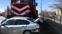 Son dakika! Ankara Polatlı'da otomobile hemzemin geçitte tren çarptı: Ölü ve yaralılar var