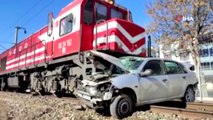Yük treni hemzemin geçitten geçmeye çalışan otomobile çarptı: 1 ölü, 2 yaralı