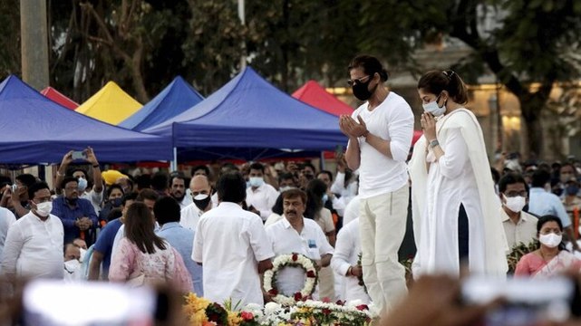 Shah Rukh Khan offers prayers for legendary singer Lata Mangeshkar during final rites