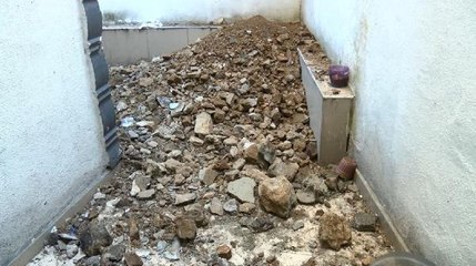 KAĞITHANE'DE 5 KATLI BİNANIN ZEMİN KATINDAKİ DUVAR YIKILDI; BİNA SAKİNLERİ TAHLİYE EDİLDİ