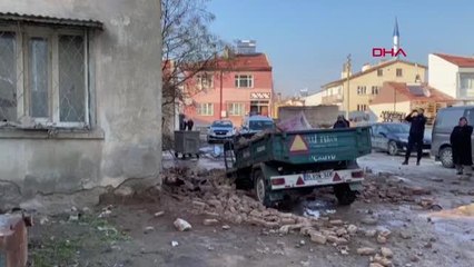 METRUK BİNANIN ÇATI KATINDAN DÜŞEN MOLOZ, SÜRÜCÜYÜ YARALADI