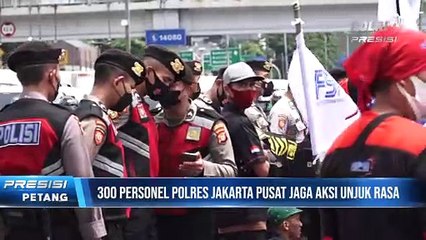 Kenakan Baju APD, Polisi Amankan Unjuk Rasa di Depan Gedung DPR