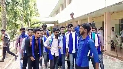 ஹிஜாப்புக்கு அனுமதி மறுப்பு: காவிக்கு எதிராக நீல துண்டுடன் களம் வந்த தலித் மாணவர்கள் - வீடியோ
