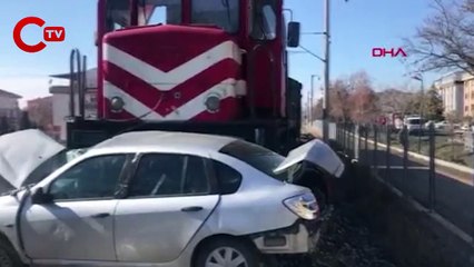 Son dakika : Ankara'da yük treni otomobile çarptı: 1 ölü, 2 yaralı