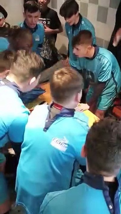 La joie dans le vestiaire des U16 B après leur victoire 6 à 1 contre Ent. Gally Mauldre ce dimanche 6 février !!