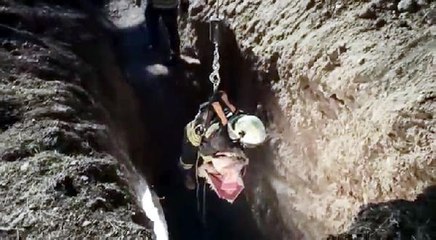 10 METRELİK ÇUKURA DÜŞEN TİLKİLER, 3 SAATTE KURTARILDI