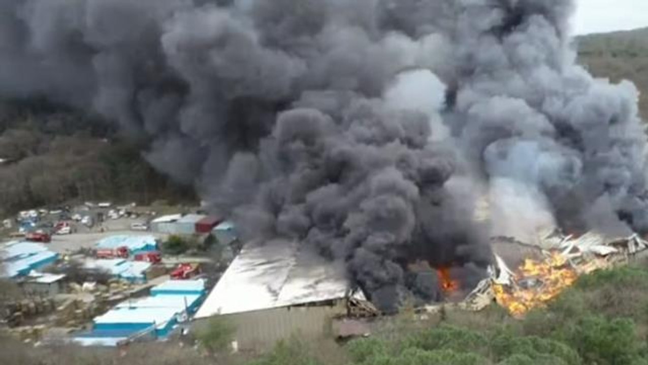 İstanbul Kemerburgaz'daki doğal kaynak suyu tesisinde büyük yangın! Patlama sesleri geliyor