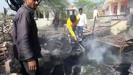 Video : विद्युत लाइन में स्पार्किंग से झोपड़ी में आग लगी, महिला झुलसी