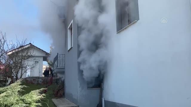 Kazan dairesindeki yangında mahsur kalan 4 kişiyi itfaiye kurtardı