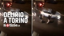 Torino, volante della polizia accerchiata: calci e pugni dai tifosi del Senegal