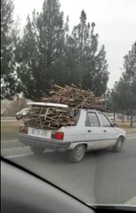 BAGAJI VE TAVANI ODUN YÜKLÜ OTOMOBİLLE TEHLİKELİ YOLCULUK