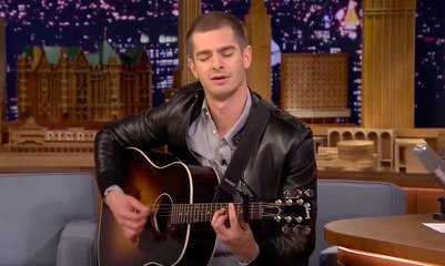 Andrew Garfield sings the Spider -Man theme song. Awesome !