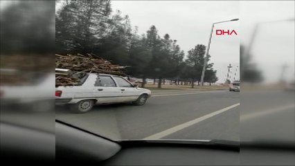 Bagajı ve tavanı odun yüklü otomobille tehlikeli yolculuk