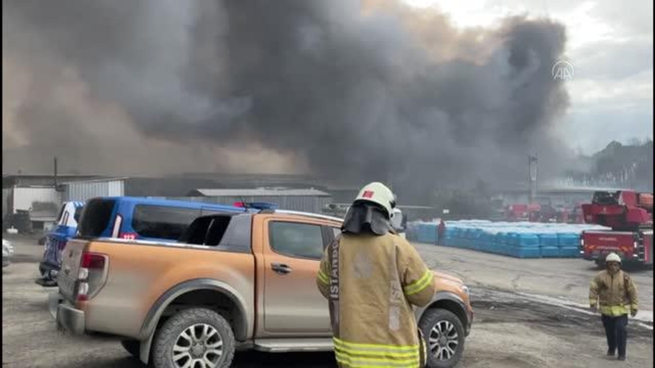 Eyüpsultan'da su dolum tesisinde çıkan yangına müdahale ediliyor (2)
