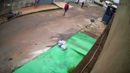 Assaltante arrasta mulher por metros para tentar tomar sua bolsa em Samambaia Norte