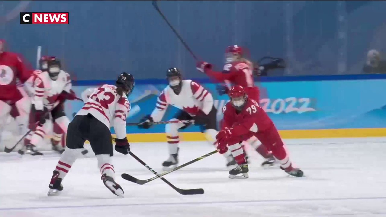 JO 2022 : des hockeyeuses disputent un match avec des masques