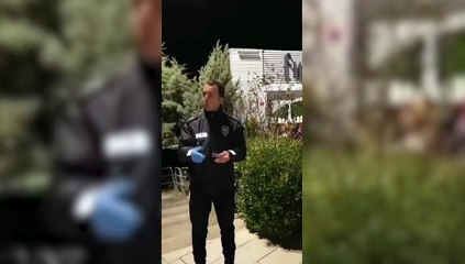İstanbul/Şile’de silah çektiği için evi basılan Gökhan Göz isimli bir şahsın polislere davranışı tepki çekti. Göz'ün tavırları karşısında polislerin izlemesi dikkatlerden kaçmadı.