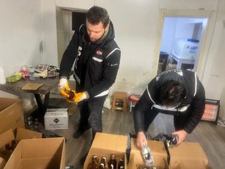 BEYKOZ'DA SAHTE İÇKİ İMALATHANESİNE BASKIN ŞÜPHELİLERİN BONDROL KANDIRMACASI