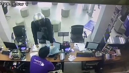 โจรบุกเดี่ยวจี้ชิงทรัพย์ธนาคาร ใช้เวลาก่อเหตุกว่า 1 นาที ได้เงินสดไปกว่า 2 แสน