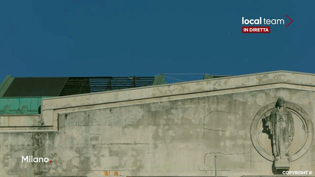 Milano, il vento scoperchia la copertura della Stazione Centrale: le immagini