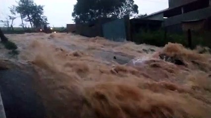 Rua vira cachoeira em Soledade de Minas