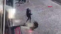 Site önünde bekleyen kadının köpeğine pitbull saldırdı