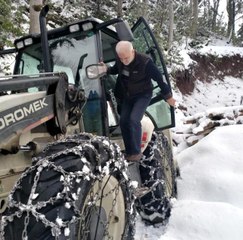 Kepçe operatörleri korona olunca, iş makinesinin başına Belediye Başkanı geçti