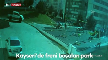 Freni boşalan araç çocuk parkına daldı: 2 yaralı