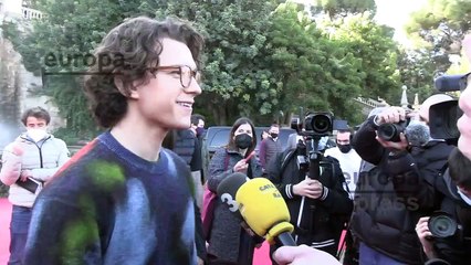 Tom Holland arrasa con su pareja Barcelona, para presentar 'Uncharted'