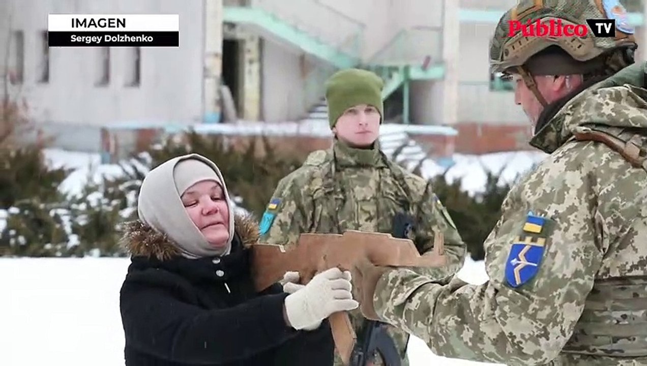 Civiles ucranianos se entrenan con fusiles de madera mientras Europa exprime la vía diplomática