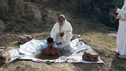 Video herunterladen: कड़ाके की ठंड में ११ दिन जलकुंड में बैठकर तपस्या, अन्न-जल त्यागा, शाम को सिर्फ गोमूत्र का सेवन