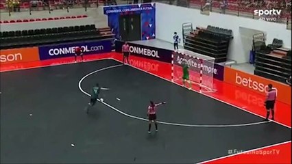 Ce gardien de futsal arrête un penalty mais c'est très douloureux !