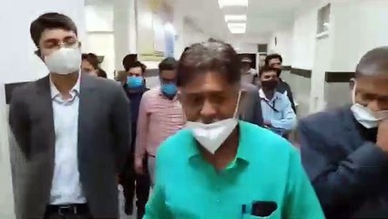 कलक्टर ने पूछा बाथरूम रोज साफ होता है