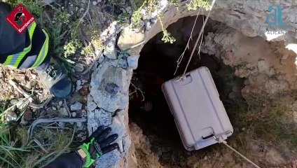 Rescate de un hombre y de un perro que cayeron a una poza en Torrevieja