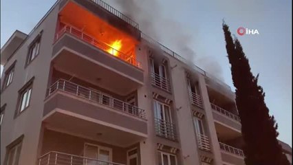 İkamet yangınında can pazarı: Yangında mahsur kalan 15 kişiden 5'i hastaneye kaldırıldı