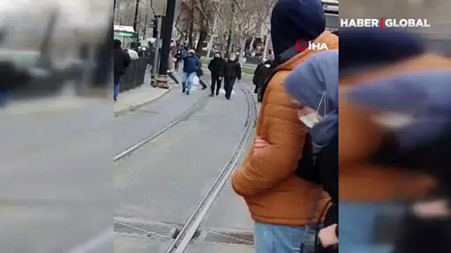 Kabataş-Bağcılar tramvay hattında arıza! Vatandaşlar istasyonlara yürüdü