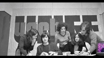 Jean Luc Mélenchon jeune  Cheveux longs, barbe    Des looks r@dicalement différents