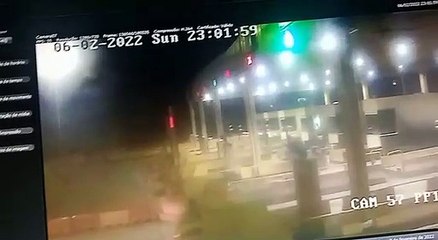 Carreta atinge e derruba parte da estrutura de pedágio na BR-040; vídeo