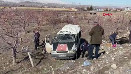 NİĞDE'DE TARIM İŞÇİLERİNİN MİNİBÜSÜ DEVRİLDİ 13 YARALI