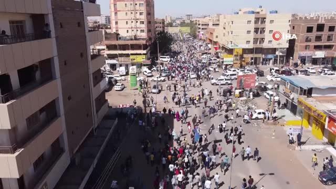 Son dakika! Sudan'da askeri yönetim karşıtı gösteriler devam ediyor