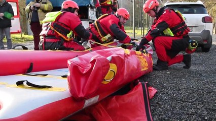 Dinant: les pompiers nageurs-sauveteurs de la zone Dinaphi s'entrainent dans la Lesse (07.02.22)