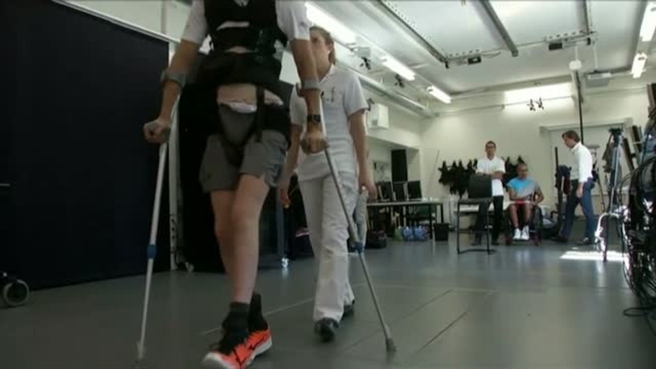Tres parapléjicos vuelven a caminar un día después de haber recibido un implante electrónico en la médula