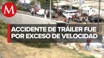 Volcadura de tráiler cargado con almidón en Tlalnepantla