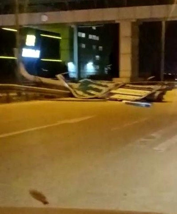 Bursa'da şiddetli lodos trafik levhalarını devirdi
